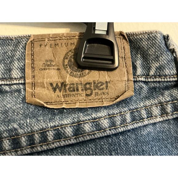 Wrangler Jeans Mens Size 36x32 Relaxed Fit Tapered Leg Vintage Blue Washed Denim - Picture 3 of 7